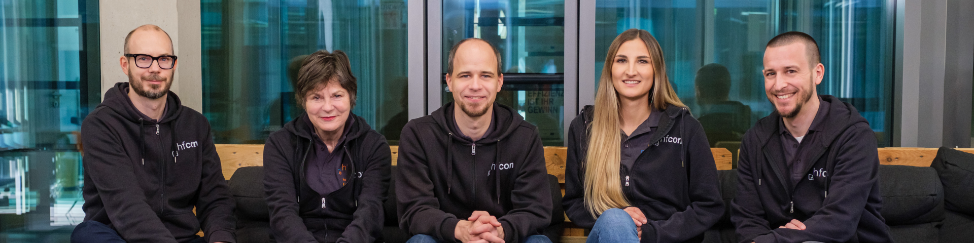 Das Team der hfcon steht vor dem Firmenkomplex