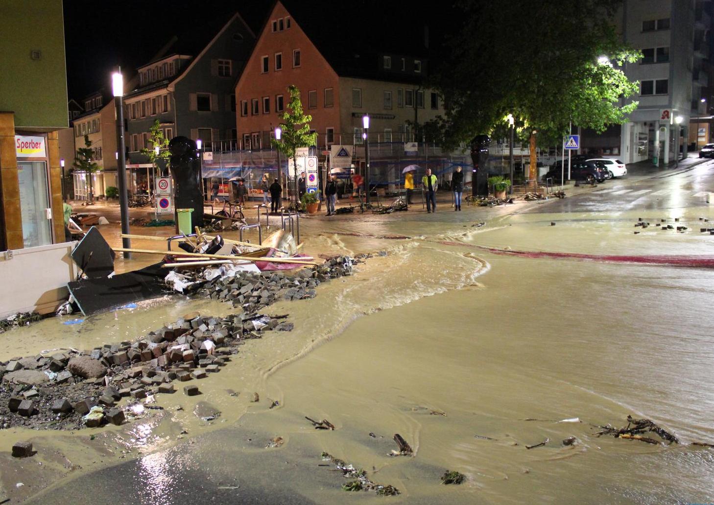 Die überflutete Stadt Künzelsau nach Unwetter